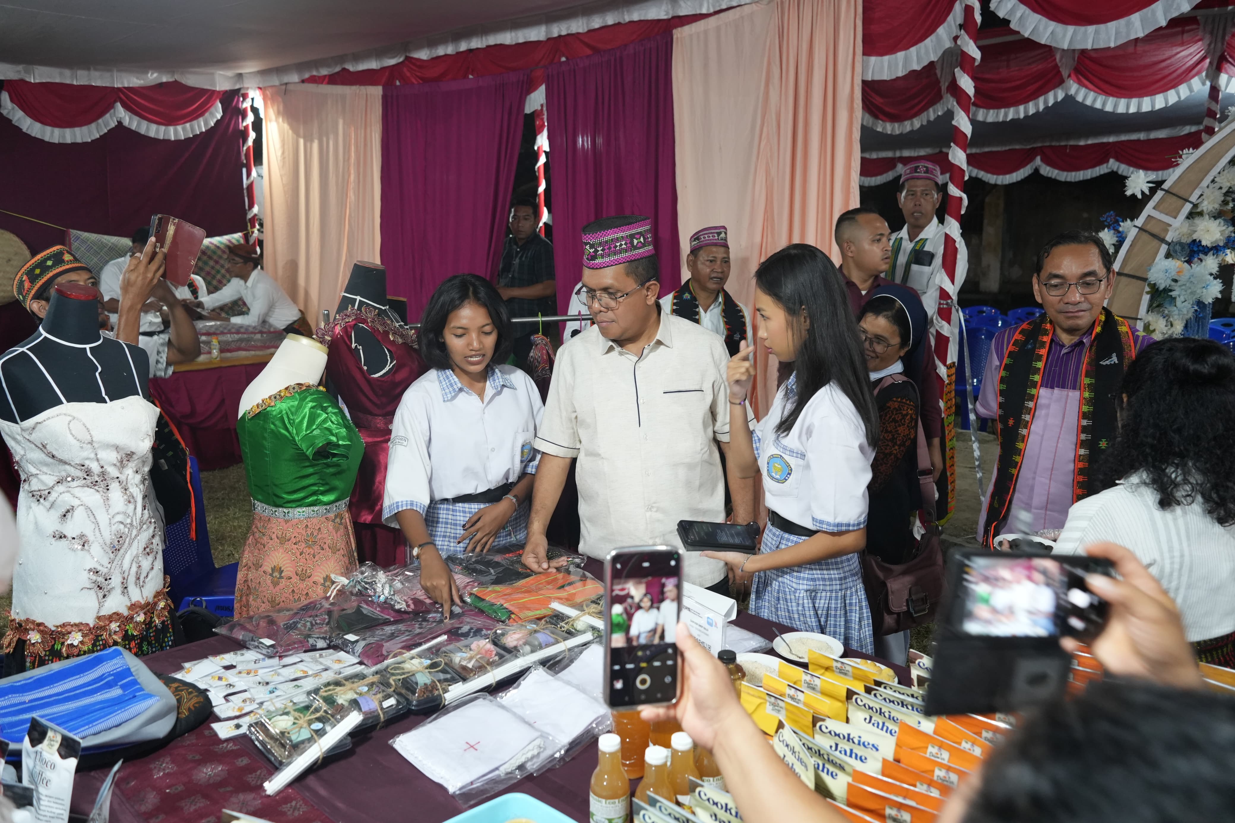 Gubernur NTT  Luncurkan NTT Mart by OSOP dan Sosialisasikan Jam Belajar Masyarakat di Manggarai Barat